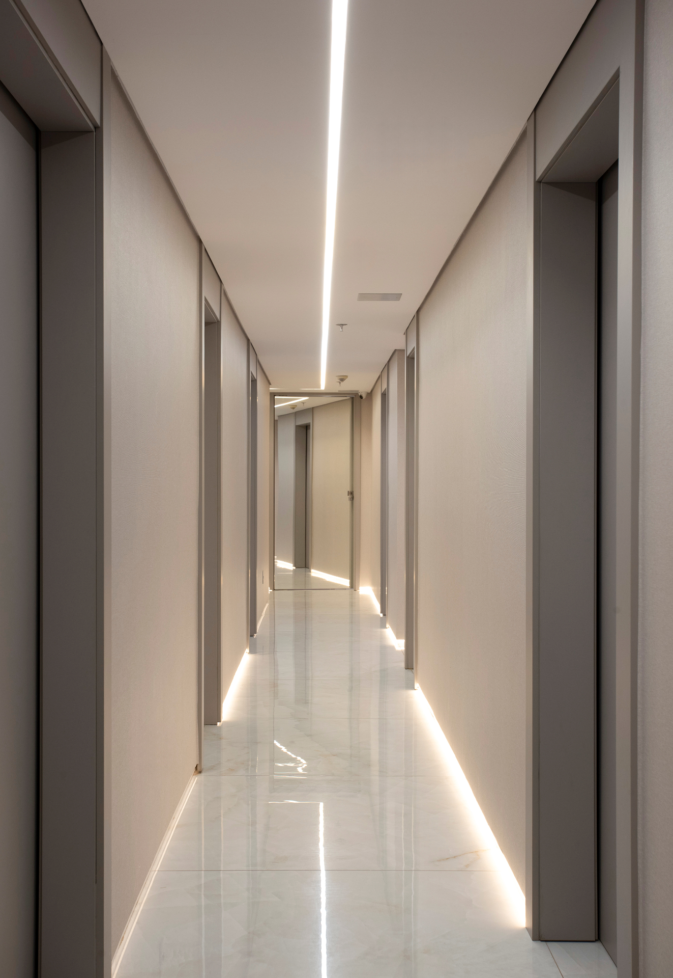 Corredor interno da clínica Grupo Geisa Marjorie